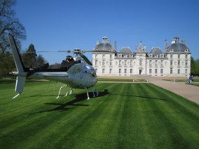Excursion VIP en hélicoptère privé : Les châteaux de la Loire : Cheverny et Beauregard. Avec le service de vols à la demande d'AB Corporate Aviation, vol-en-helicoptere-chateaux-de-la-loire-cheverny-exterieur.