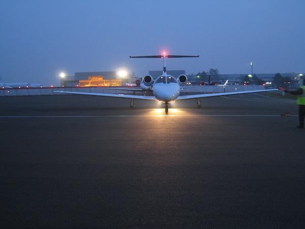 Avion privé vue extérieur de nuit : Aviation d’Affaires sur l’aéroport de Paris Le Bourget, Juin 2010