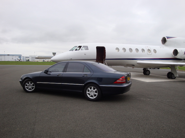 Avion privé vue extérieur avec limousine : Salon du bourget, 52° édition, Juin 2017