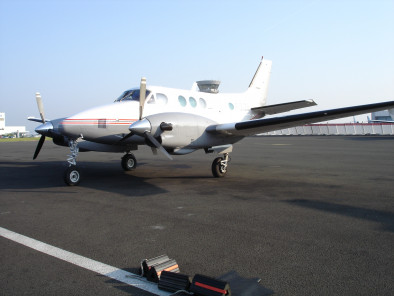 Beechcraft king air 90 ready take off, avion taxi en france