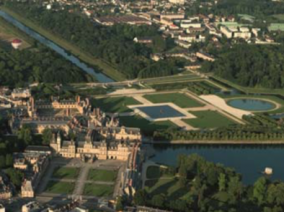 Excursion VIP en hélicoptère privé : Tour de Paris en hélicoptère : château de Fontainebleau. Avec le service de vols à la demande d'AB Corporate Aviation, tour-de-paris-en-helicoptere-chateau-de-fontainebleau-vue-du-ciel.