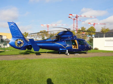 Excursion VIP en hélicoptère privé : Tour de Paris en hélicoptère : château de Fontainebleau. Avec le service de vols à la demande d'AB Corporate Aviation, helicoptere-fontainebleau-dauphin.