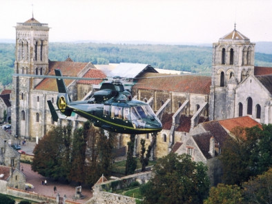 Excursion VIP en hélicoptère privé : Les Alpes en hélicoptère : Megève, Courchevel, Val d’Isère. Avec le service de vols à la demande d'AB Corporate Aviation, vol-helicoptere-alpes-dauphin-abbaye-de-vezelay.