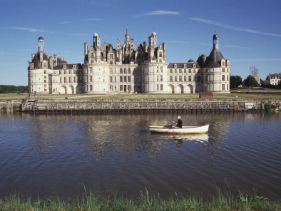 Excursion VIP en hélicoptère privé : Les châteaux de la Loire : Chambord et Beauregard. Avec le service de vols à la demande d'AB Corporate Aviation, vol-helicoptere-chateaux-de-la-loire-chambord-lac-exterieur.