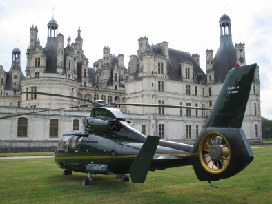 Excursion VIP en hélicoptère privé : Les châteaux de la Loire : Chambord et Beauregard. Avec le service de vols à la demande d'AB Corporate Aviation, vol-helicoptere-chateaux-de-la-loire-chambord-jardin.