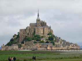 Excursion VIP en hélicoptère privé : Le Mont Saint Michel. Avec le service de vols à la demande d'AB Corporate Aviation, vol-helicoptere-mont-saint-michel-excursion-vip.