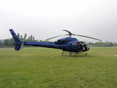 Excursion VIP en hélicoptère privé : Déjeuner gastronomique au domaine de Primard. Avec le service de vols à la demande d'AB Corporate Aviation, helicoptere-ecureuil-biturbines-location-chateau-de-primard-restaurant-gastronomique.