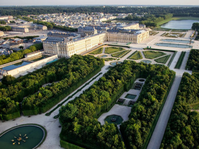 Excursion VIP en hélicoptère privé : Déjeuner gastronomique au domaine de Primard. Avec le service de vols à la demande d'AB Corporate Aviation, vue-aerienne-chateau-de-versailles-location-helicoptere-prive.