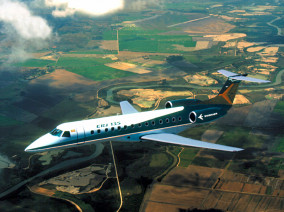 Embraer Erj 135 Jet, avion de ligne destiné à la location d'avion d'affaire pour des vols à la demande, erj-135-flying.
